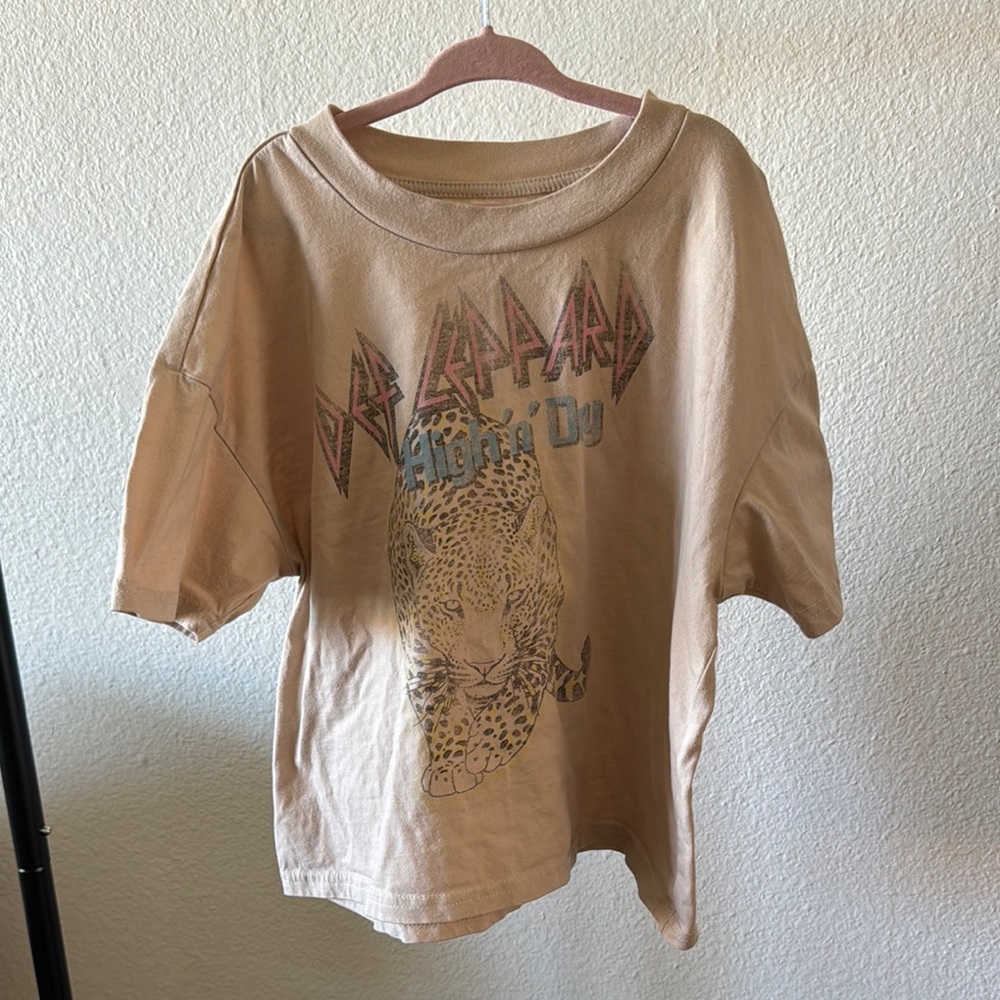 Def Leppard Short Sleeve Graphic Tee in Beige with Multicolor Print
